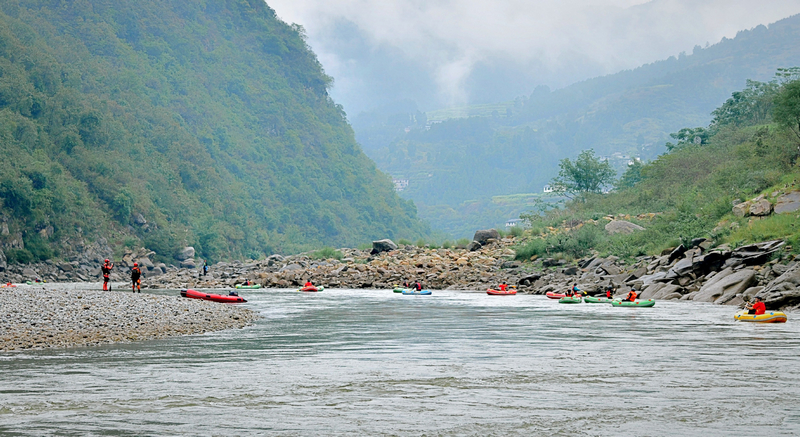 赤水河漂流段選手眾多，山水間盡展賽事活力與自然之美。習水縣融媒體中心供圖
