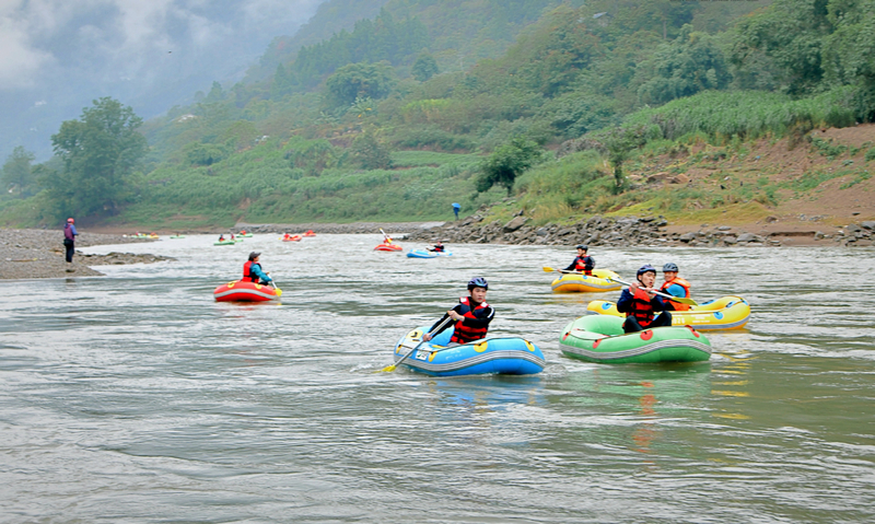 赤水河上漂流艇競發，選手在山水間開啟水上挑戰征程。習水縣融媒體中心供圖