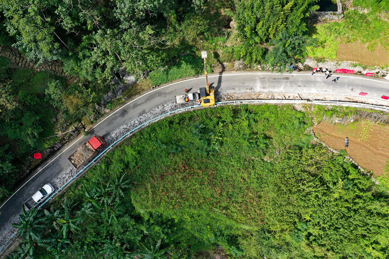 羅甸縣平寨水庫支管栗木至龍坪水廠管網連通農村規?；┧こ听埰烘偞箨P村段施工中。潘希來攝