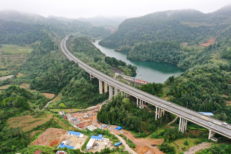 清鎮市小型引調水工程大麥西水廠建設中。潘希來攝 