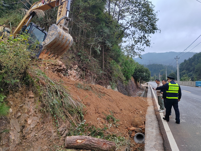 3 圖為執法人員對當事人進行批評教育。