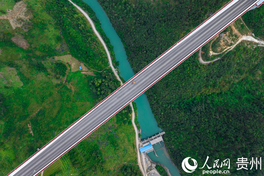 世界第一混凝土高塔橋——平塘特大橋。人民網記者 涂敏攝