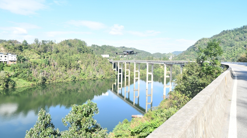無人機正在G212國道羅甸段的濛江大橋段巡查.jpg