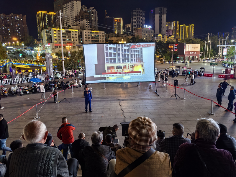 圖為市民觀看電氣火災警示片。