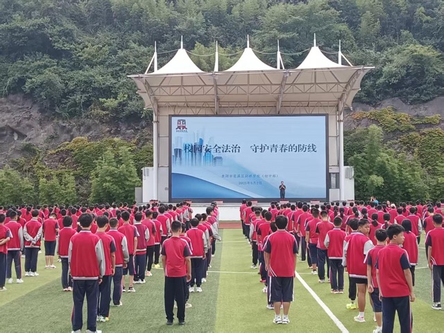 法治副校長搭橋梁 精準普法護成長。