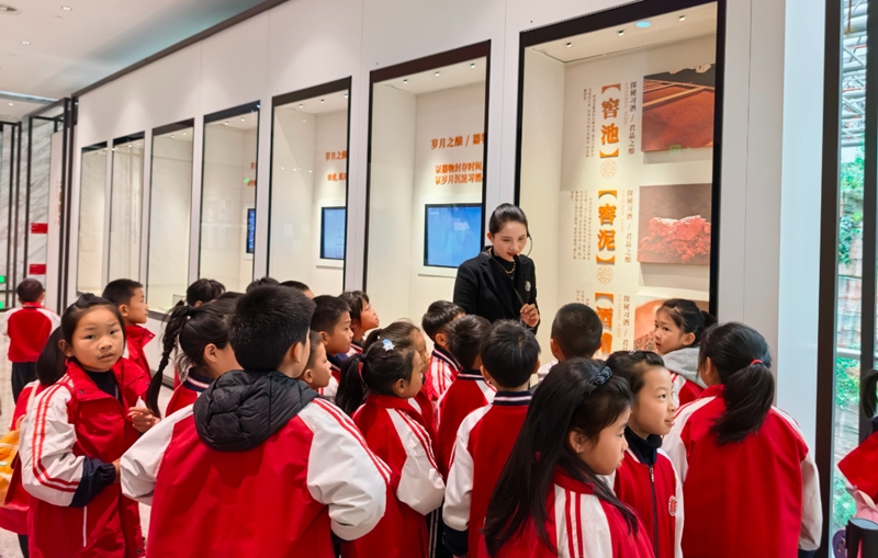 習水一小師生在習酒文化展廳，聽講解員介紹窖池、窖泥等釀酒文化。習水縣第一小學供圖.jpg