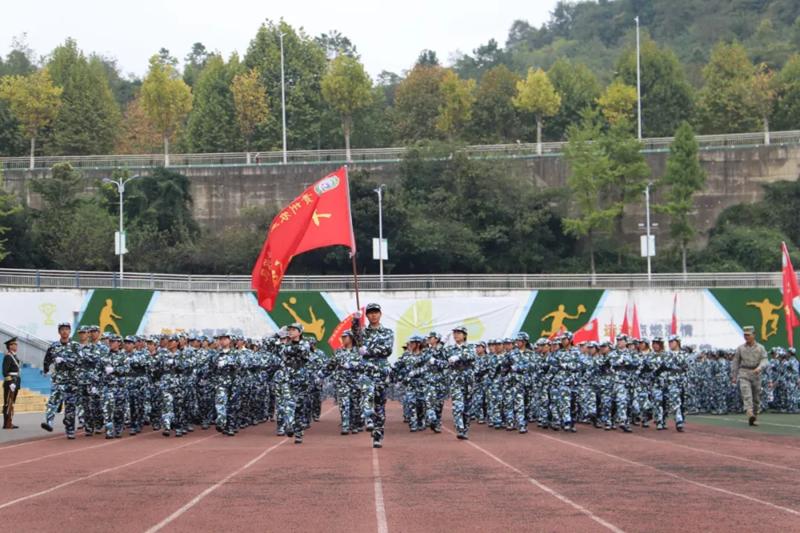 新生方陣邁著鏗鏘步伐依次亮相。