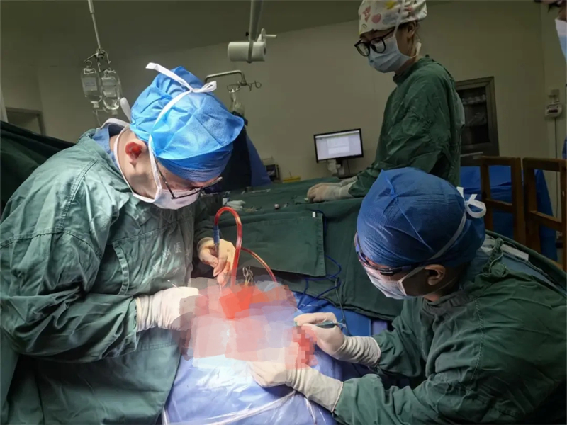 手術中。