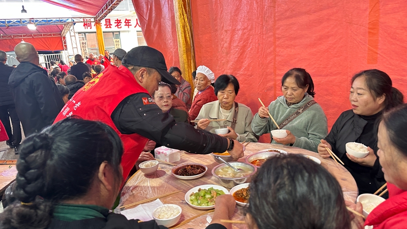 大家圍坐在一起享受美食，度過了一個溫馨幸福的重陽節 桐梓縣婁山關街道火炬社區提供.jpg