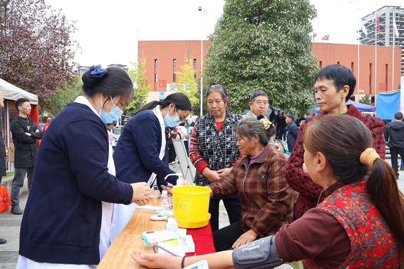 醫務人員還為群眾測血壓、查血糖。王洪婭攝.JPG