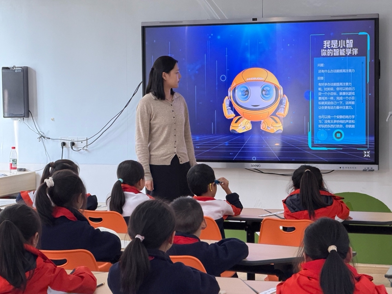 人民智課AI雙師走進遵義課堂。時艷濤攝