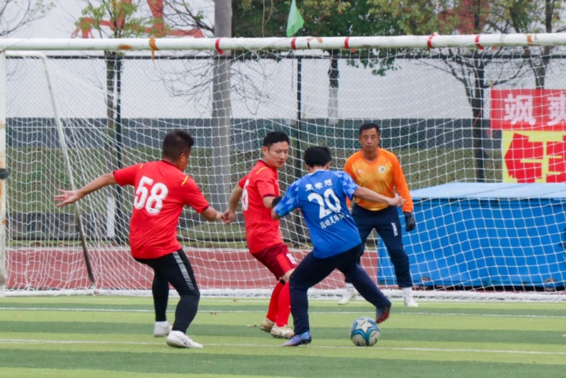 凱里學院“校長杯”青少年校園足球“班超”聯賽火熱開幕。