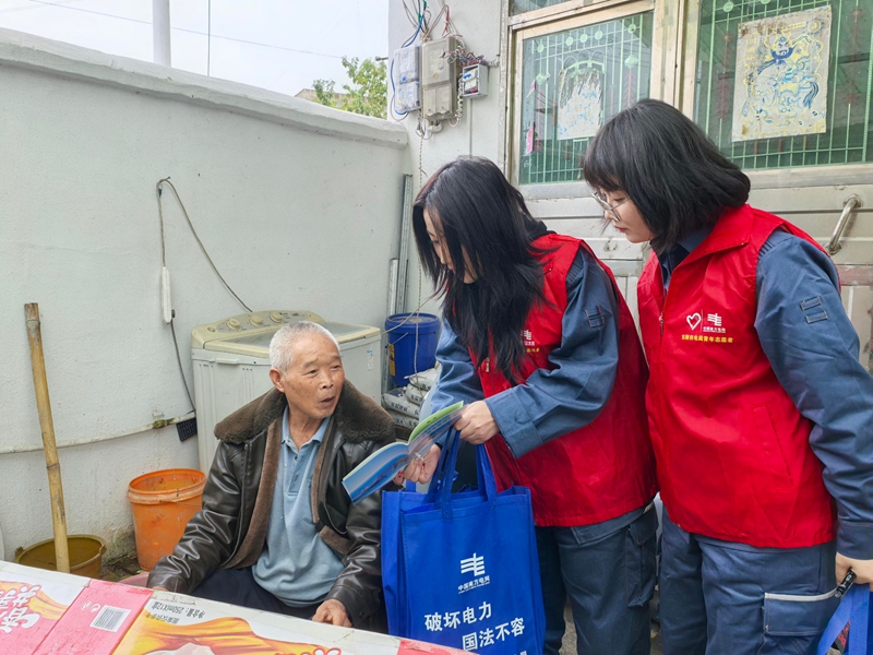 志愿者們走進老人家中，開展安全用電宣傳，提升老人安全用電意識。