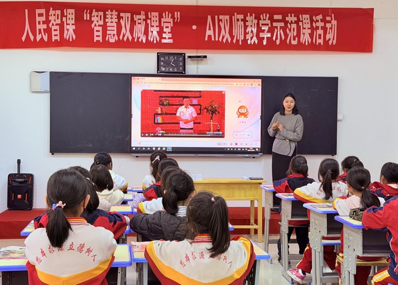 《加油！科學課》AI雙師課堂教學現場。時艷濤 攝