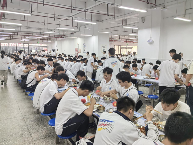 貴州銅仁校園餐“提質降價” 56萬學子吃上放心飯。