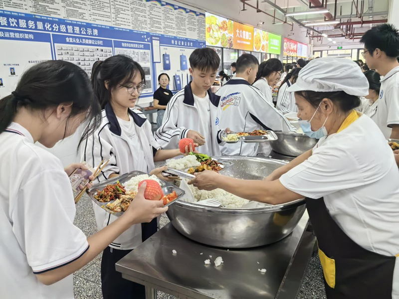 銅仁校園餐“提質降價” 56萬學子吃上放心飯。