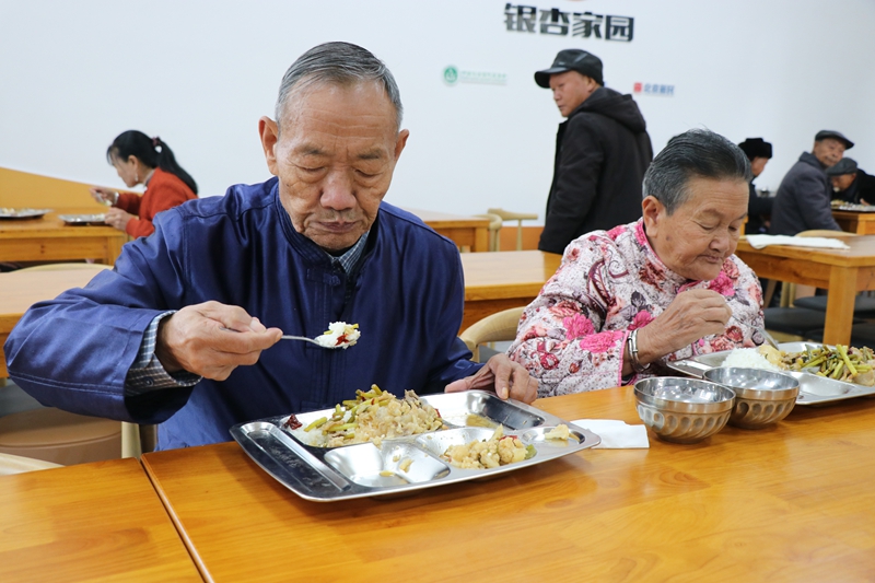 錢德福和老伴在長者食堂就餐  劉娟 攝.JPG
