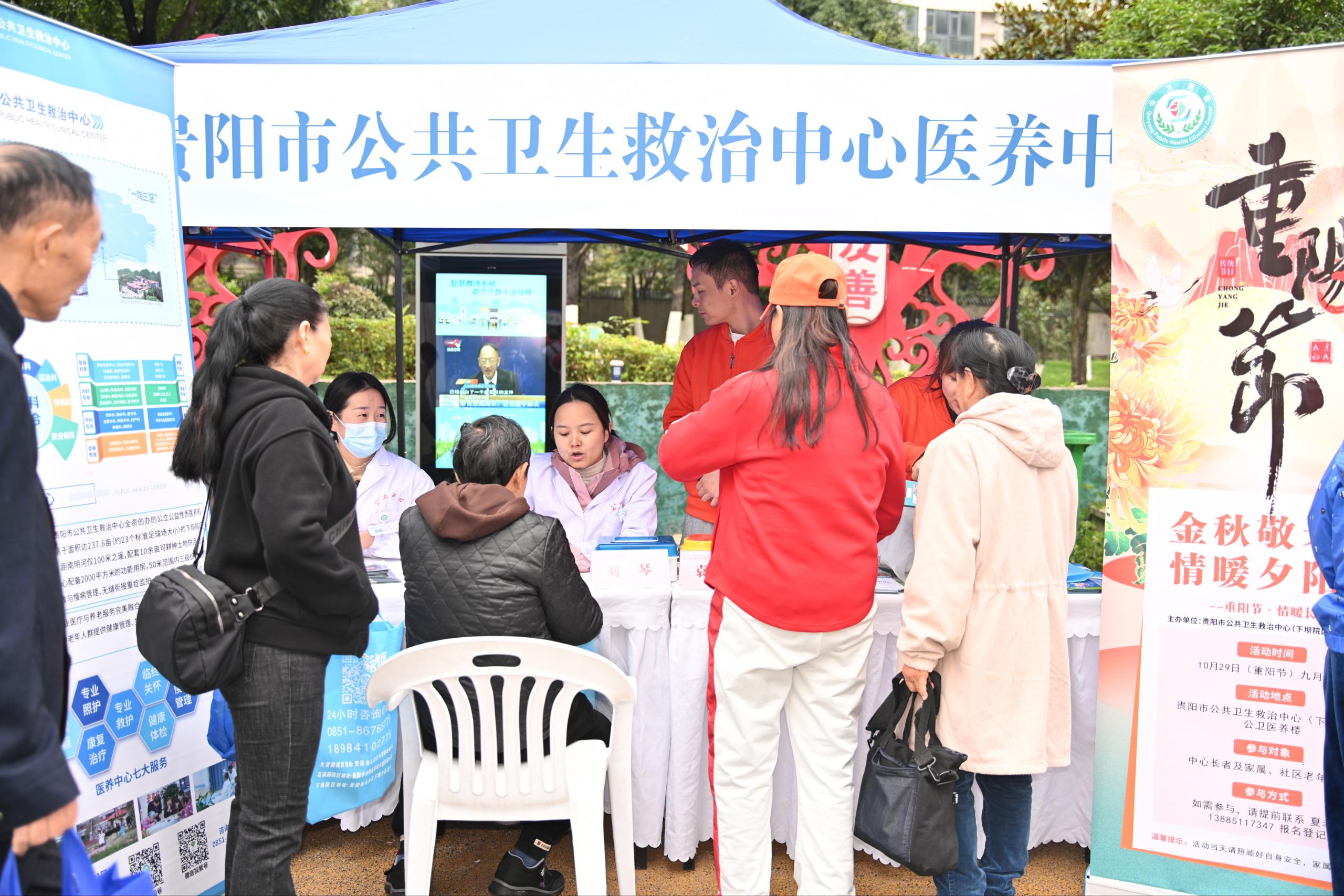 義診咨詢區人頭攢動。