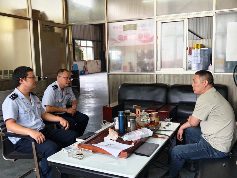 長順縣稅務局工作人員深入企業開展調研。