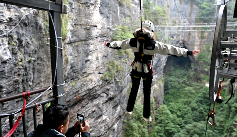 圖為:游客蕩秋千