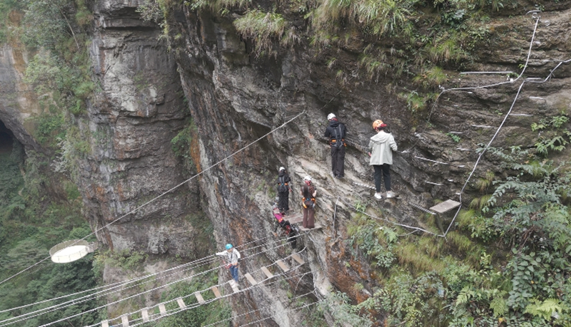 圖為:游客攀巖