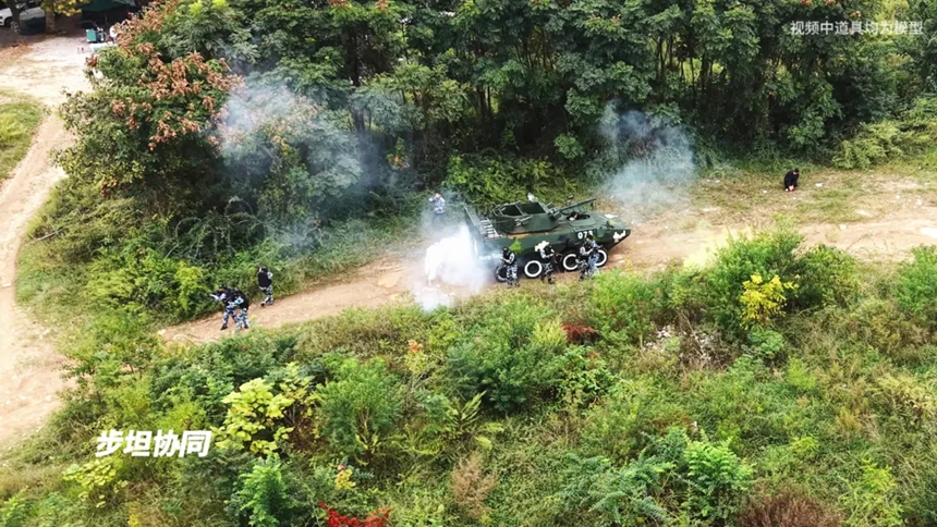 貴工商軍訓上演“十八般武藝”。