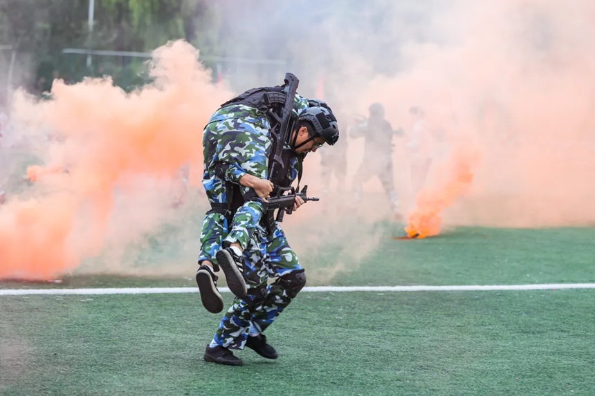 貴工商軍訓上演“十八般武藝”。