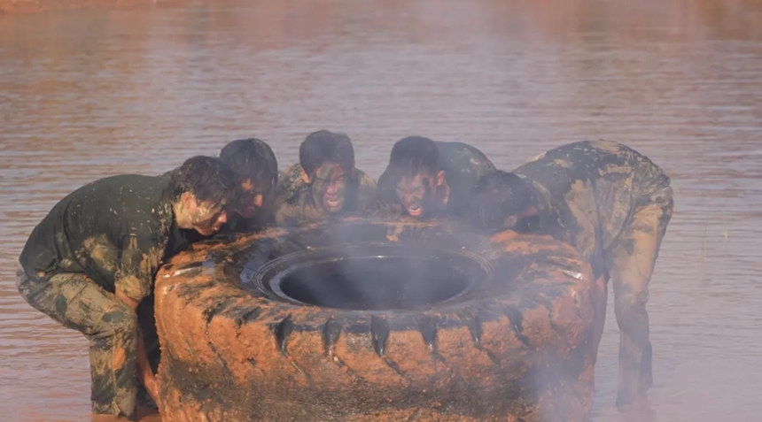 貴工商軍訓上演“十八般武藝”。