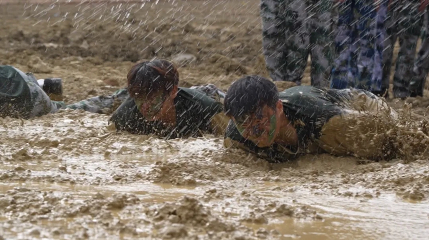 貴工商軍訓上演“十八般武藝”。