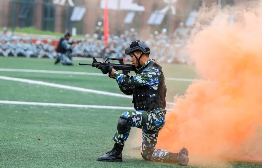 貴工商軍訓上演“十八般武藝”。