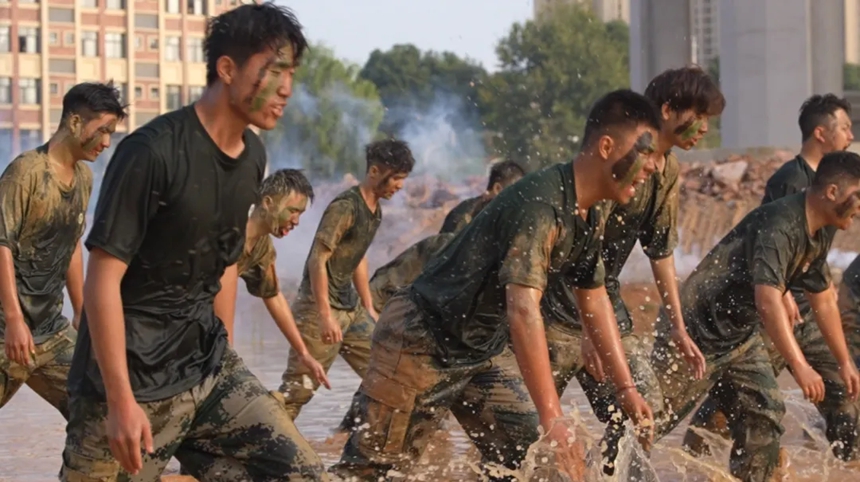 貴工商軍訓上演“十八般武藝”。