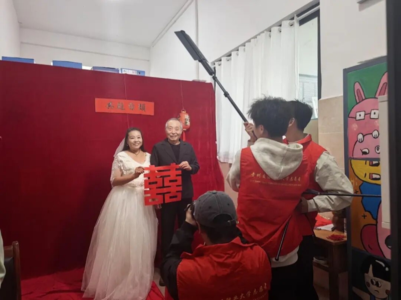 重陽暖校園：貴州交職大用鏡頭為“校園守護者”定格幸福瞬間。