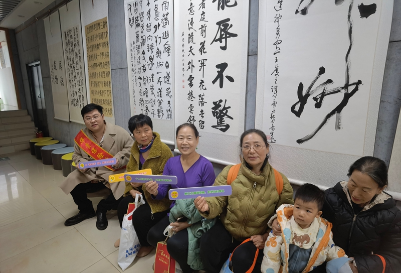 提升老年人金融安全防范意識，華貴保險河北分公司走進榮盛華府社區。