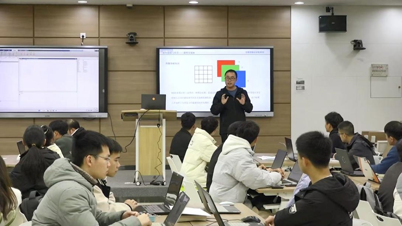 劉超在為學生授課。