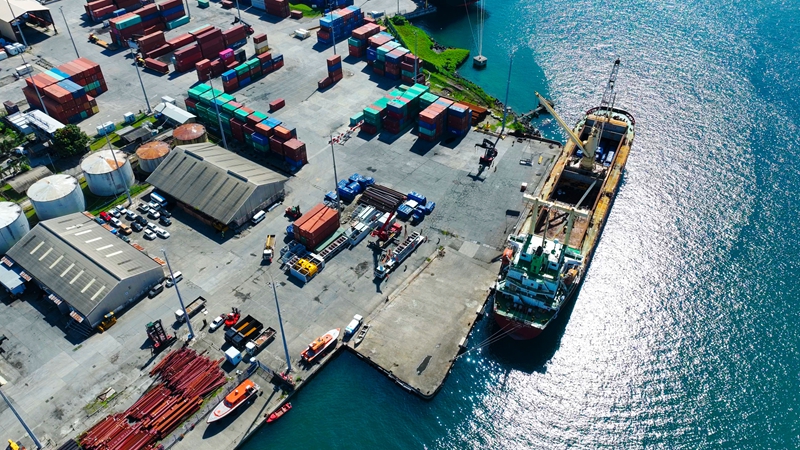 盾構機運抵港口。