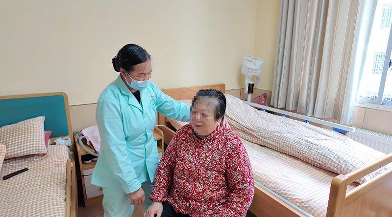 護理人員與老人聊天。稅會靜 攝.jpg