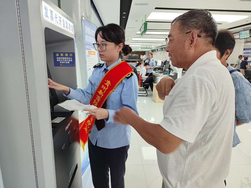 新蒲新區稅務局工作人員輔導納稅人自助辦稅設備操作。 楊小萱供圖.jpg