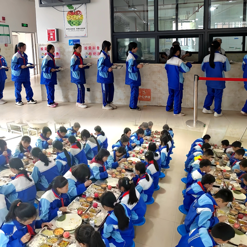 1、午飯時分，習水縣思源中學的食堂的打飯窗口前，同學們井然有序地排隊打飯、就餐。刁苓沙 攝.jpg