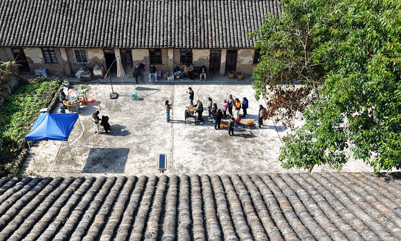 3、村播江懷在桐梓縣楚米鎮三座社區開展助農直播。 陳桂良 攝.jpg