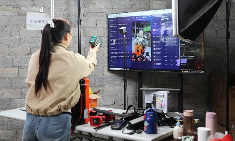 6、桐梓縣福滿倉電子商務有限公司主播付蘭蘭正在開展直播 。陳桂良 攝.jpg