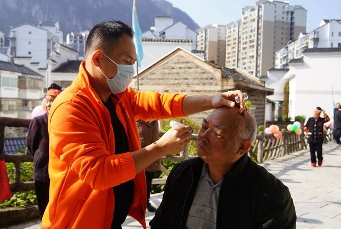 貴州鎮遠：構建“十五分鐘”養老服務圈 托起幸?！跋﹃柤t” (3)