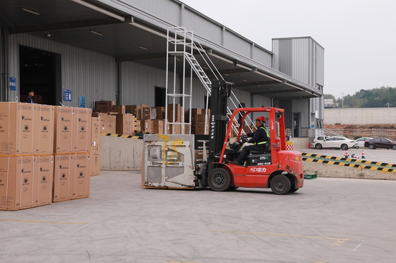 工人正在一期庫房裝卸貨物。李齊 攝.jpg