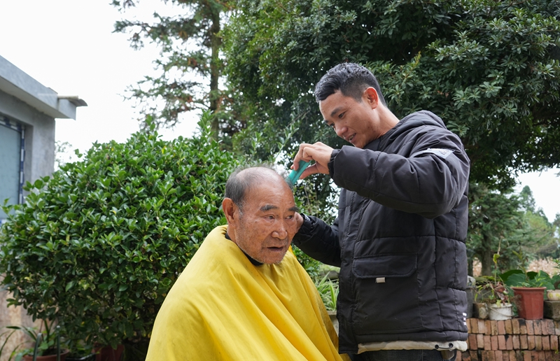 2025年10月29日，貴州省畢節市納雍縣文昌街道珙桐社區，志愿者為老年人理發。 楊英攝