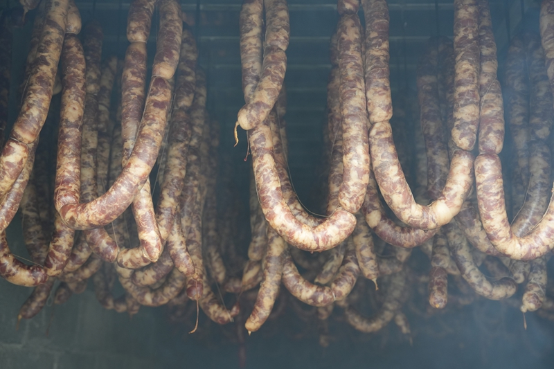 正在熏制中的臘腸 秦清攝.JPG