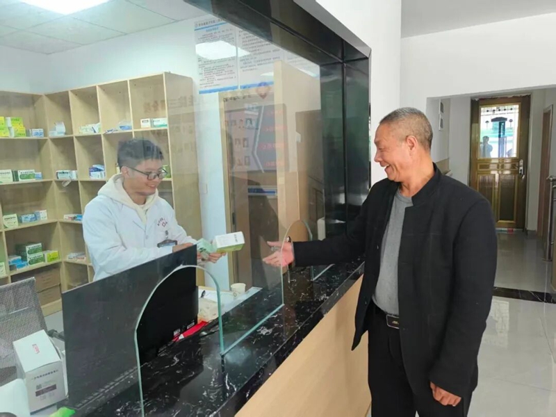群眾在分院就診取藥.jpg