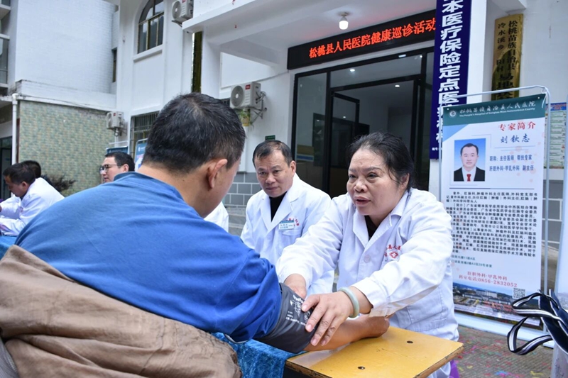 三陽分院開診現場醫生給村民測血壓。