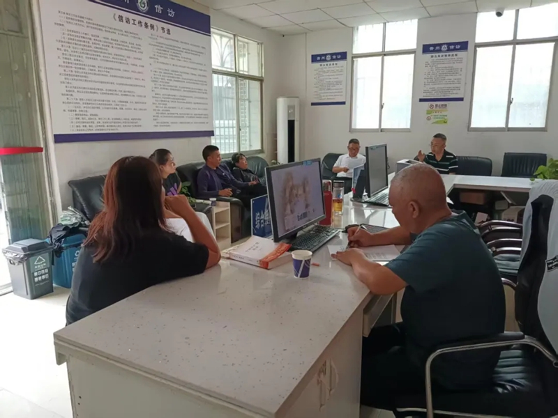中心工作人員開展調解工作.jpg