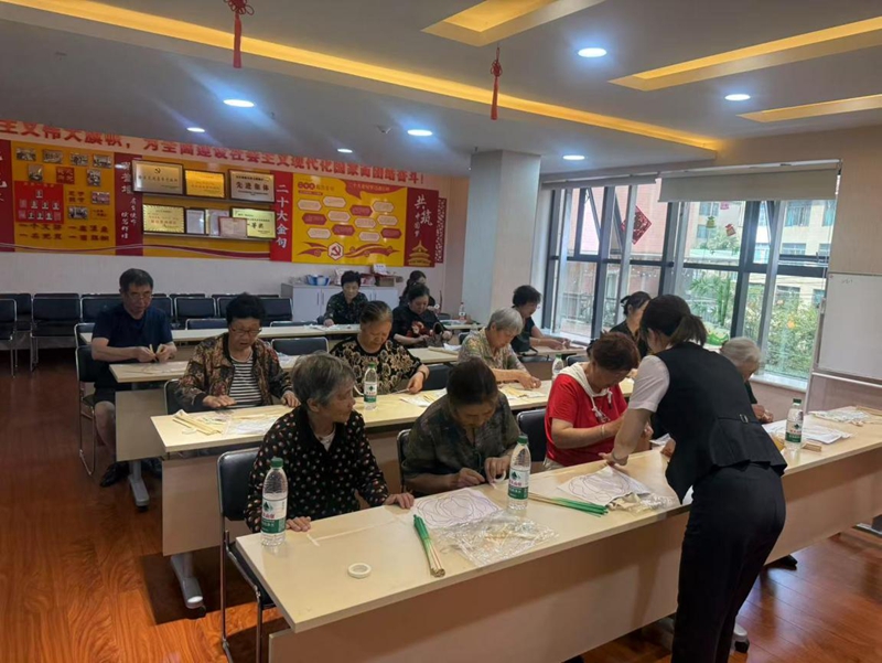 手工課堂。貴陽銀行六盤水鐘山支行供圖