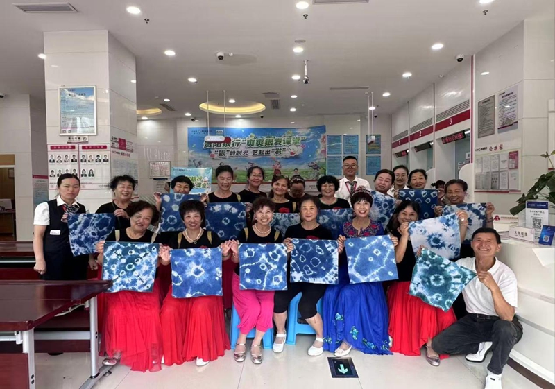 “黔彩扎染·‘銀’領豐韻”貴州民族特色扎染活動現場。貴陽銀行開陽支行供圖