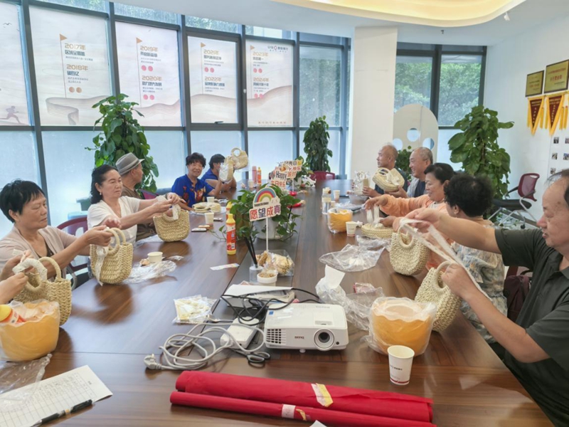 手工編織包包DIY活動現場。貴陽銀行供圖